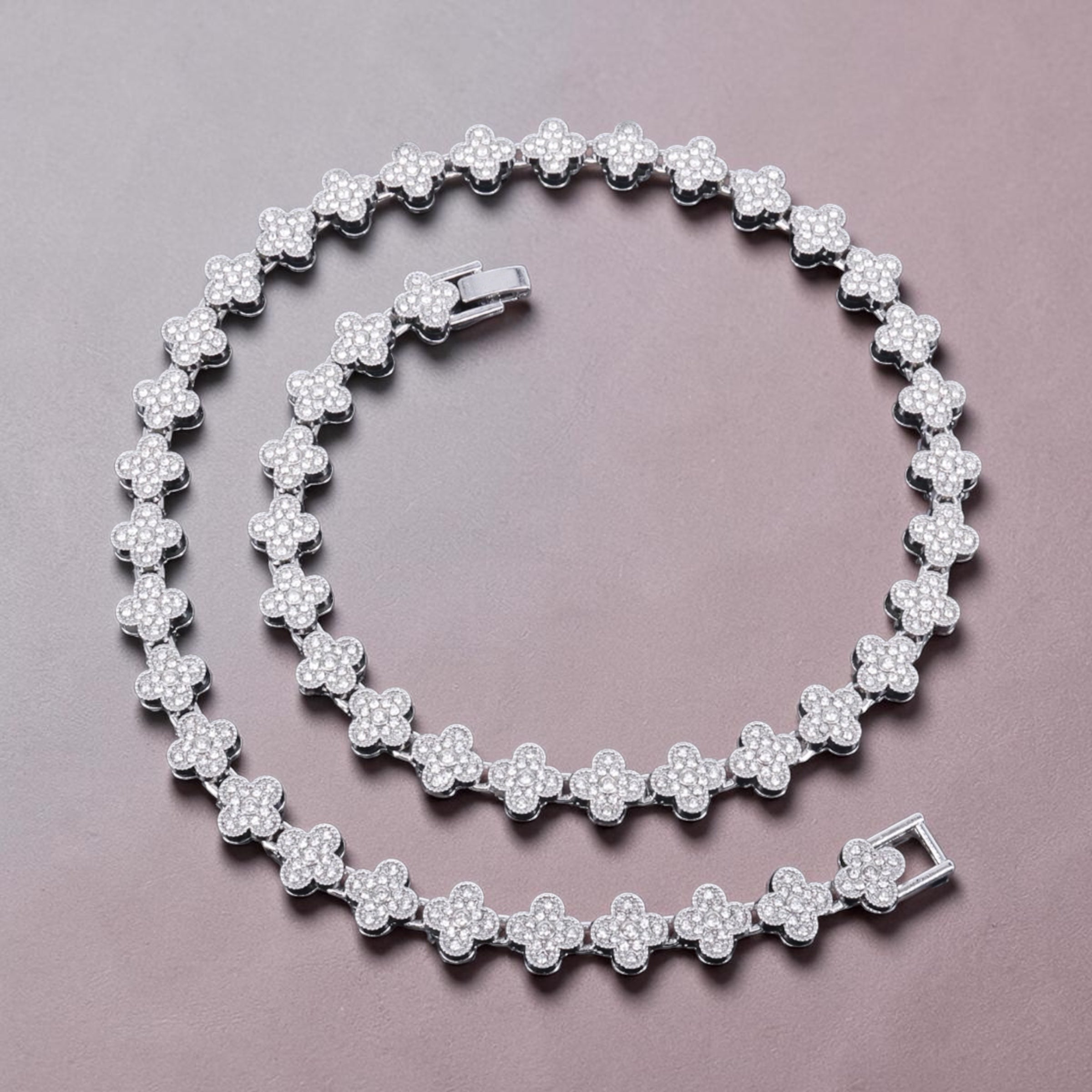 Collar tenis de eslábon floral en pavé plateado enrollado